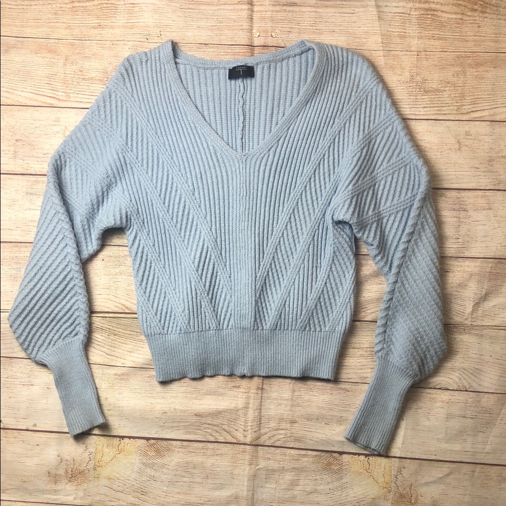 T Tahari Sky Blue‎ V-Neck Sweater 💚
